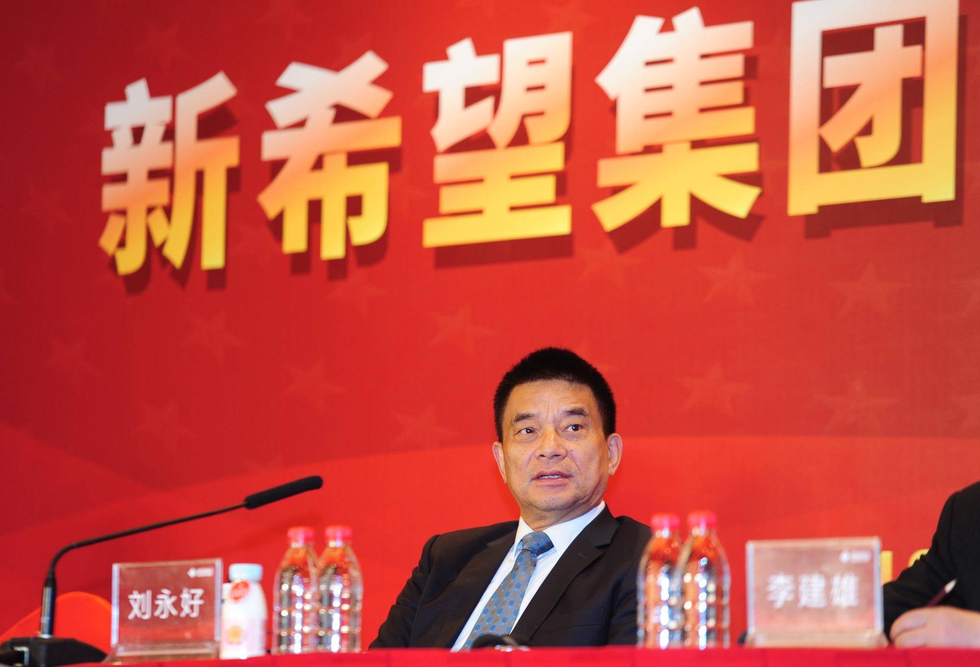 他是中国前首富,20岁前没穿过鞋,开公司36年如今业绩破千亿