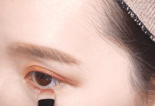 春天很适合粉粉嫩嫩的妆容 (美妆视频教程适合郊游的春日妆容)