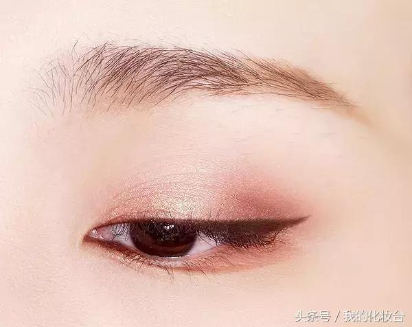 春天很适合粉粉嫩嫩的妆容 (美妆视频教程适合郊游的春日妆容)