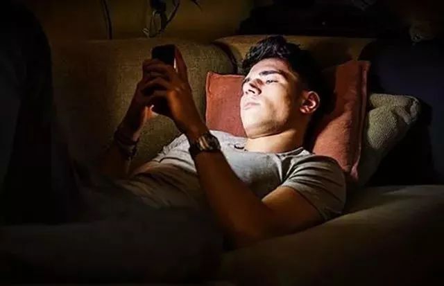 这款“禁欲式全面屏”手机,誓为解救低头族还酷过iPhoneX?!