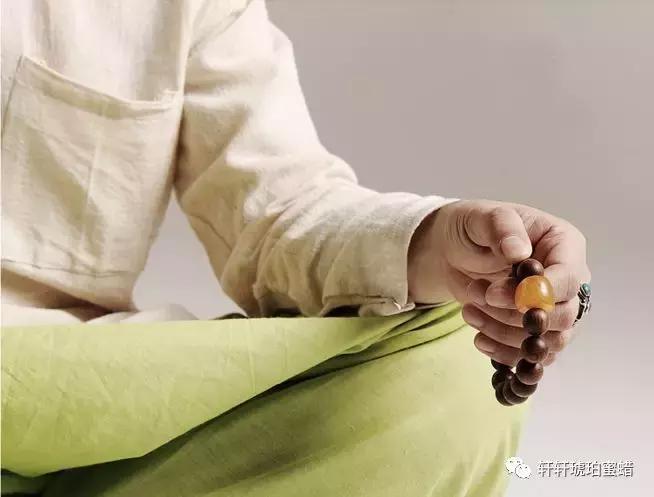 琥珀蜜蜡盘玩时间长会变什么样,琥珀蜜蜡盘玩和保养的技巧图解