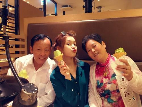 杨迪给妈妈打钱杨妈足足笑了四十秒！林允爸爸每次收钱都像中彩票