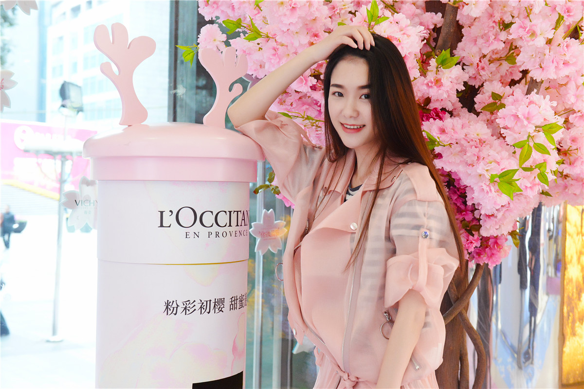 重庆解放碑街拍美女最新,解放碑每天美女街拍时间