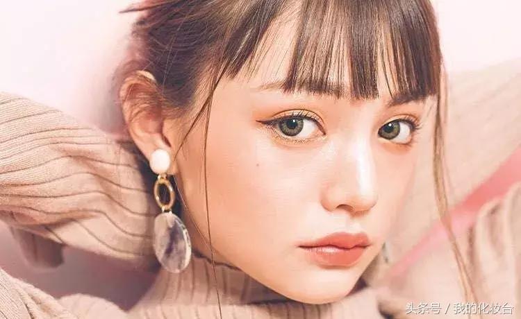 春天很适合粉粉嫩嫩的妆容 (美妆视频教程适合郊游的春日妆容)