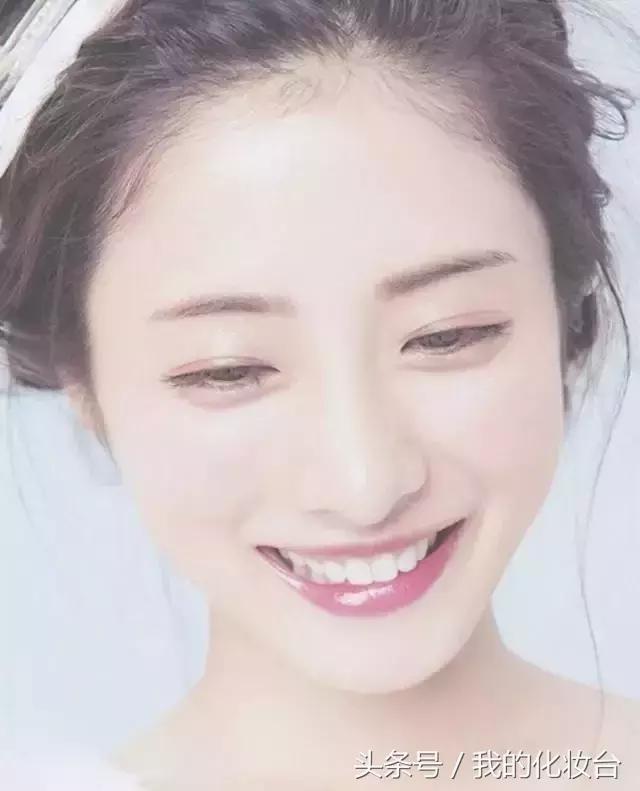 春天很适合粉粉嫩嫩的妆容 (美妆视频教程适合郊游的春日妆容)