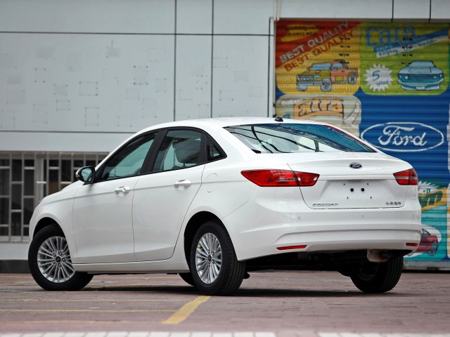 长安锐程cc和福特福睿斯哪个好,长安福特5万到8万元福睿斯新款