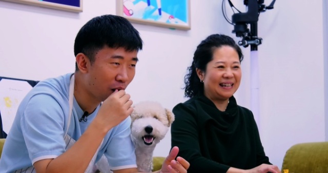 杨迪给妈妈打钱杨妈足足笑了四十秒！林允爸爸每次收钱都像中彩票