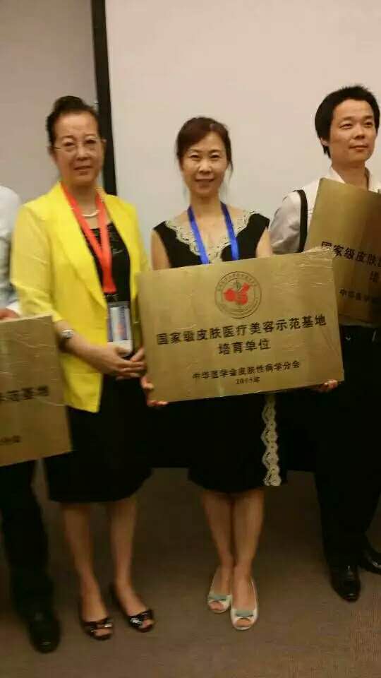 医者仁心为民解忧——记皮肤病专家、信阳市拔尖人才张晓彬