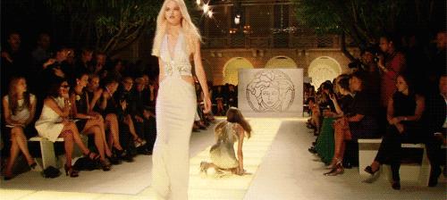 他*光脱**我衣服后，就跑去追热点了