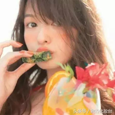 春天很适合粉粉嫩嫩的妆容 (美妆视频教程适合郊游的春日妆容)