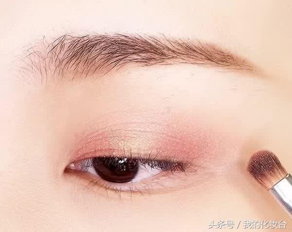 春天很适合粉粉嫩嫩的妆容 (美妆视频教程适合郊游的春日妆容)