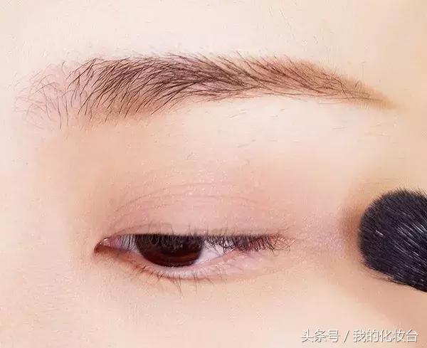 春天很适合粉粉嫩嫩的妆容 (美妆视频教程适合郊游的春日妆容)