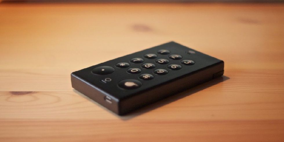 这款“禁欲式全面屏”手机,誓为解救低头族还酷过iPhoneX?!