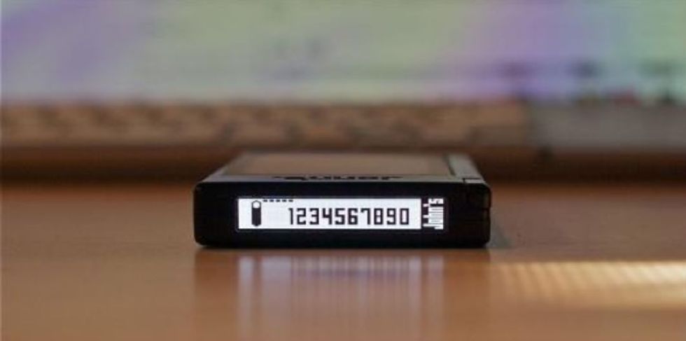 这款“禁欲式全面屏”手机,誓为解救低头族还酷过iPhoneX?!