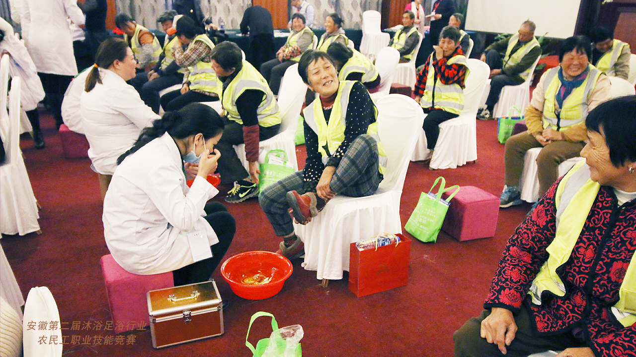 请不要用有色眼镜看人的着装,请不要用有色眼镜看待任何人