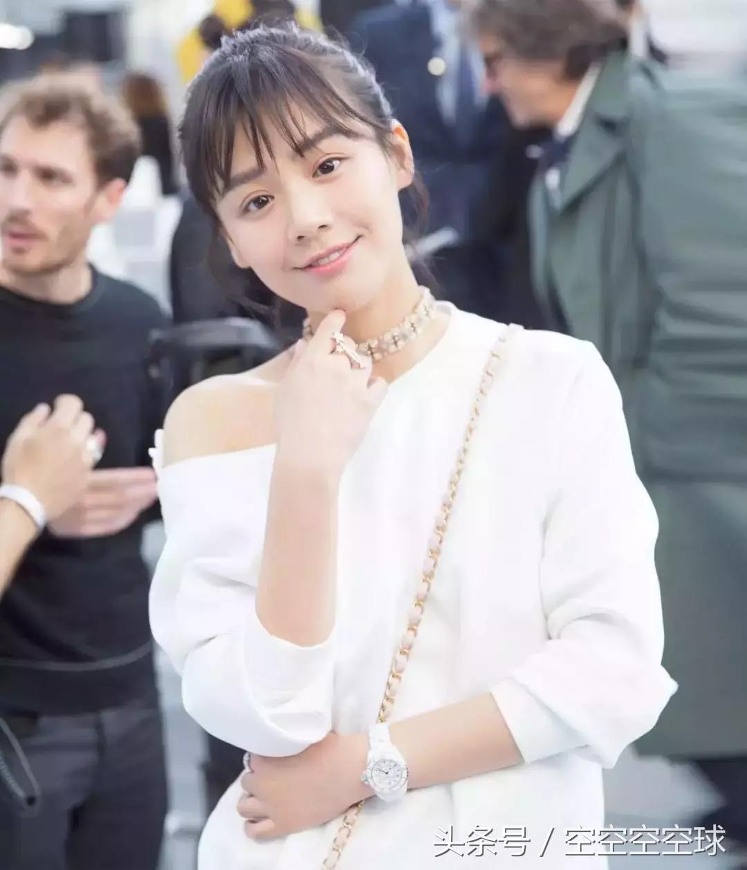 肩宽胸小腰细如何穿衣服,胸小肩宽腿短咋穿