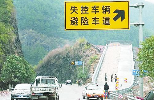 高速刹车失灵可不可以慢慢拉手刹,刹车失灵换空挡拉手刹正确吗