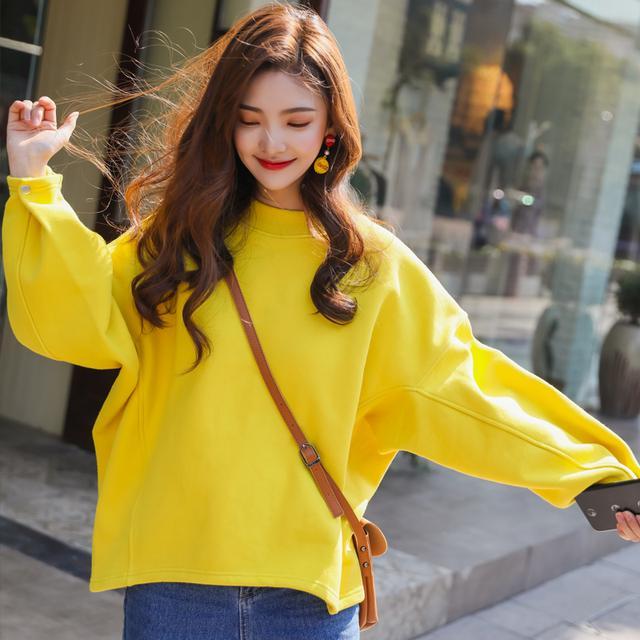 早春穿搭微胖牛仔裤配一字肩毛衣,潮流长款毛衣外套配牛仔裤穿搭