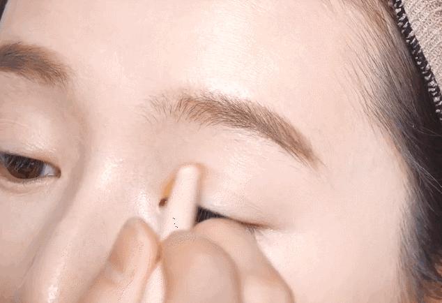 春天很适合粉粉嫩嫩的妆容 (美妆视频教程适合郊游的春日妆容)