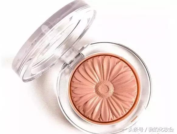 春天很适合粉粉嫩嫩的妆容 (美妆视频教程适合郊游的春日妆容)