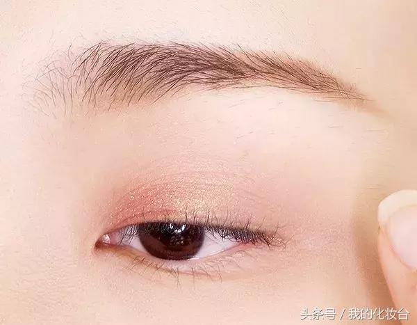 春天很适合粉粉嫩嫩的妆容 (美妆视频教程适合郊游的春日妆容)