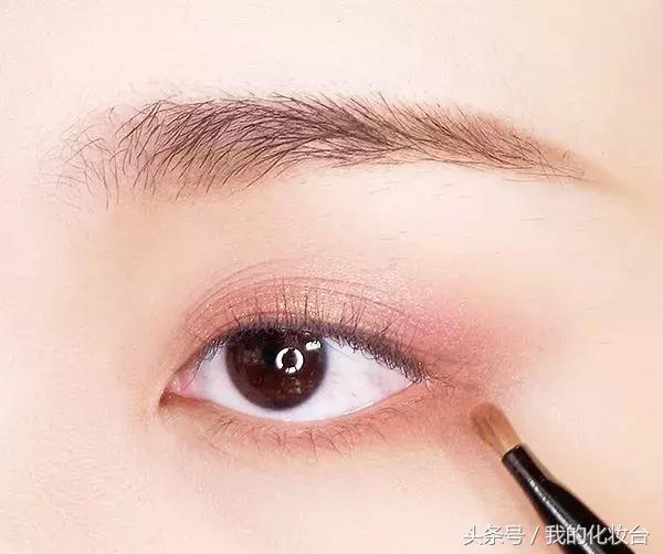 春天很适合粉粉嫩嫩的妆容 (美妆视频教程适合郊游的春日妆容)