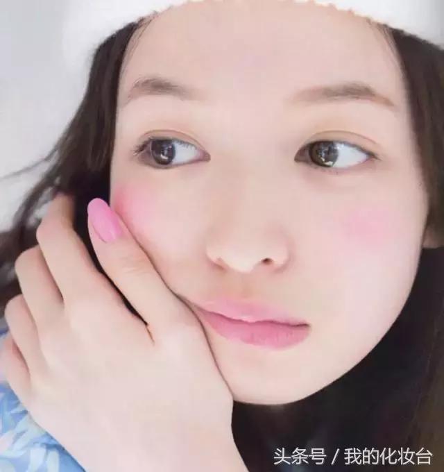 春天很适合粉粉嫩嫩的妆容 (美妆视频教程适合郊游的春日妆容)