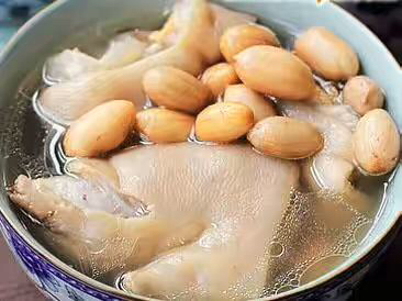 产后奶水不够产妇该吃些什么,产后奶水不足啥时候炖猪蹄汤