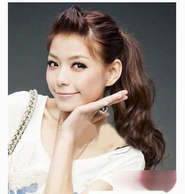 扎马尾辫发型视频教程简单好看,头顶蓬松饱满马尾干净利落