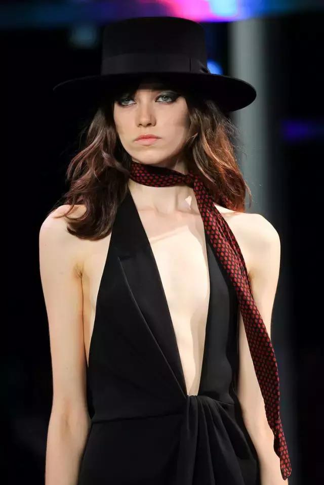 给女人一根领带，*绑捆**她的一世嚣张