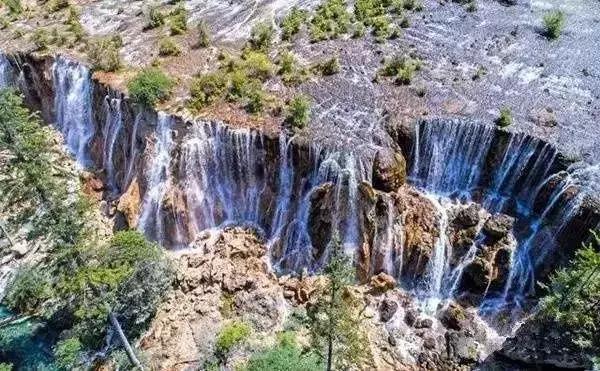 九寨沟震后形成新景观,人间仙境九寨沟震后依然山清水秀
