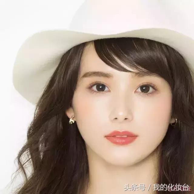 春天很适合粉粉嫩嫩的妆容 (美妆视频教程适合郊游的春日妆容)