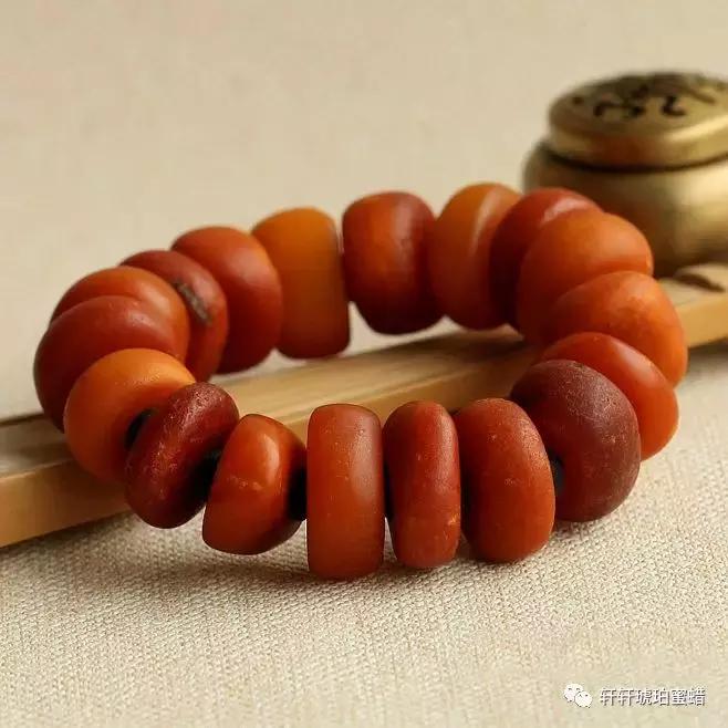 琥珀蜜蜡盘玩时间长会变什么样,琥珀蜜蜡盘玩和保养的技巧图解