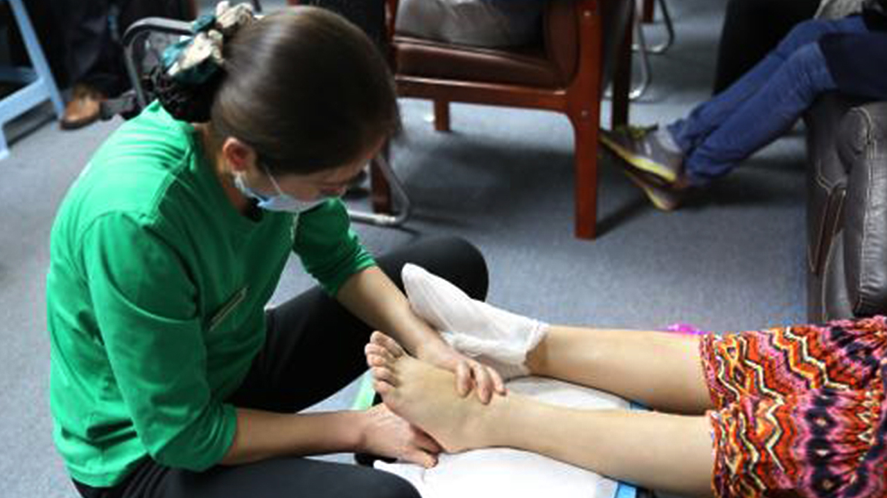 请不要用有色眼镜看人的着装,请不要用有色眼镜看待任何人