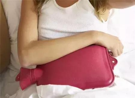 第一次来大姨妈会有哪些症状,大姨妈会因为情绪原因推迟吗