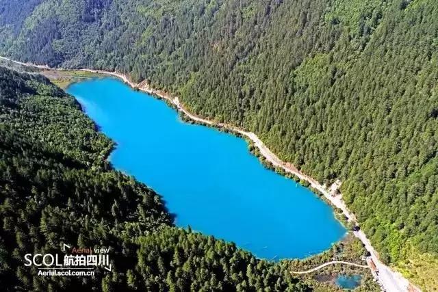 九寨沟震后形成新景观,人间仙境九寨沟震后依然山清水秀