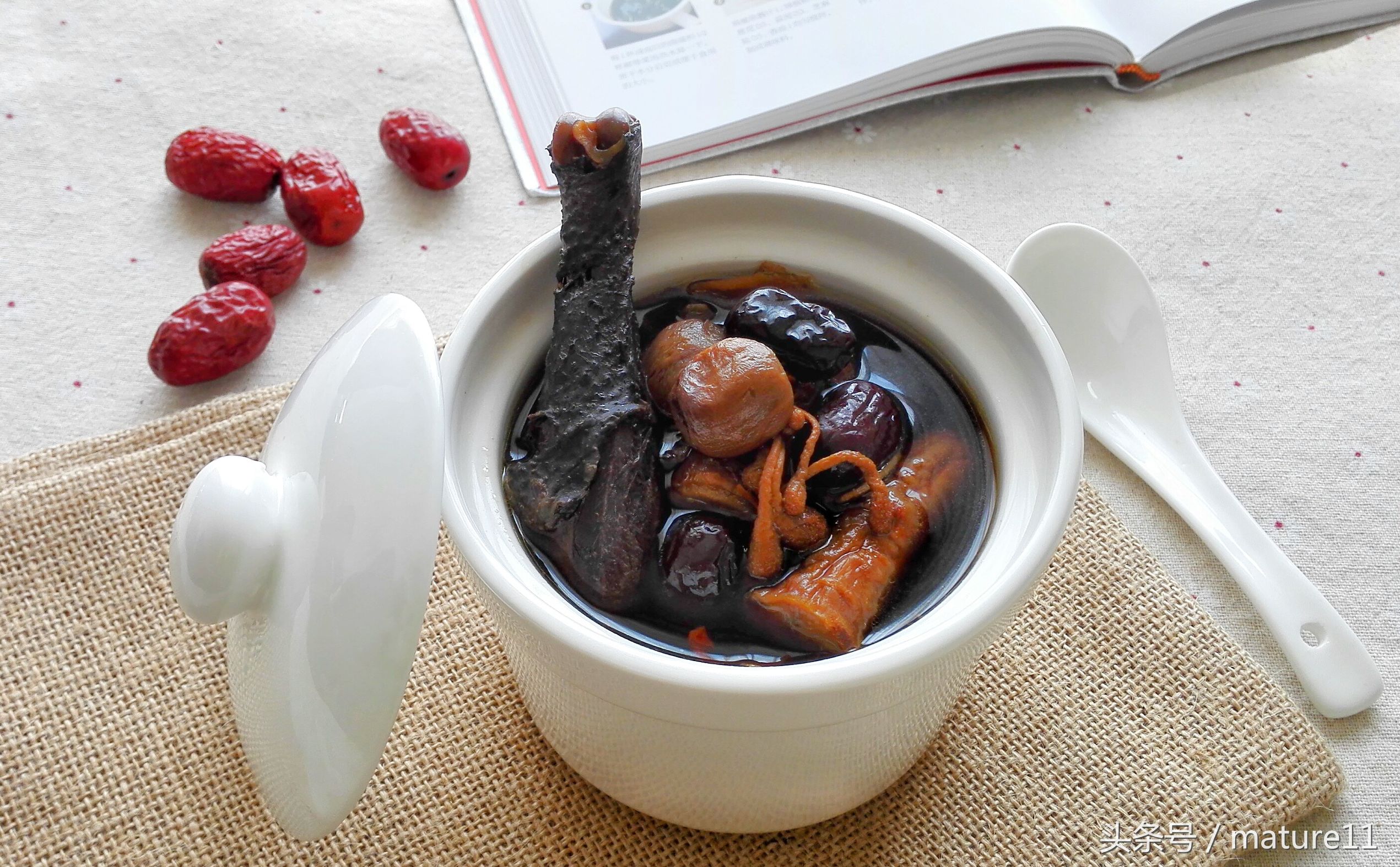 喝了让女人皮肤变好的养生汤,女人必喝的一碗补水养颜汤