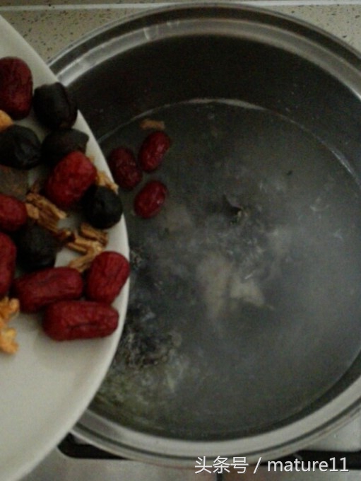 喝了让女人皮肤变好的养生汤,女人必喝的一碗补水养颜汤