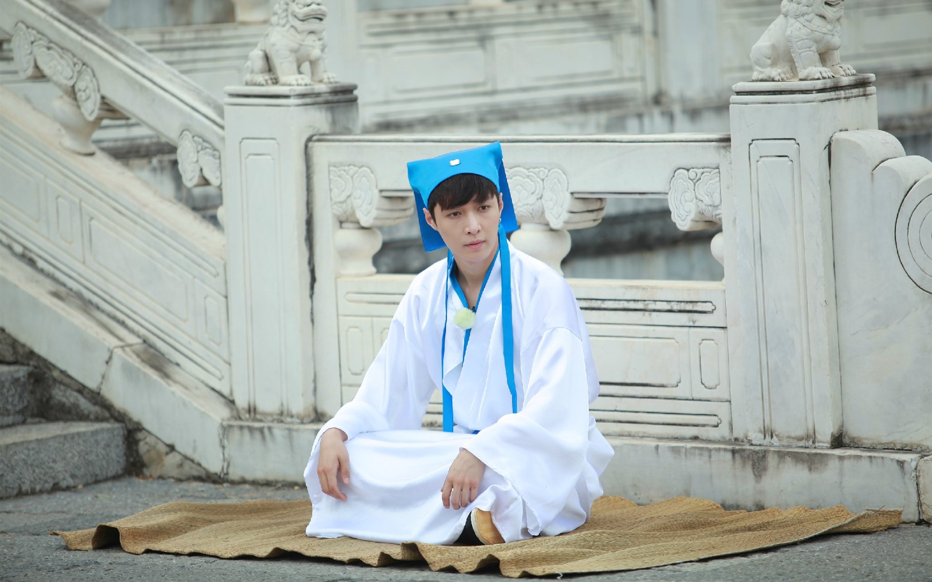 与女性吃饭时发现她的牙上粘了菜叶该怎么办？张艺兴的回应太尴尬