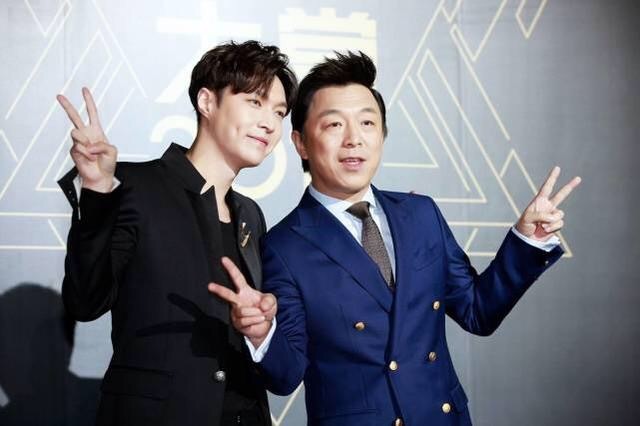 与女性吃饭时发现她的牙上粘了菜叶该怎么办？张艺兴的回应太尴尬