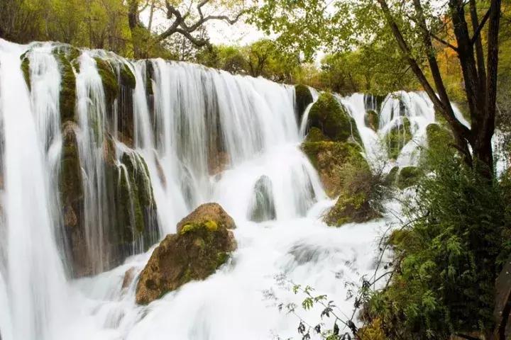 九寨沟震后形成新景观,人间仙境九寨沟震后依然山清水秀