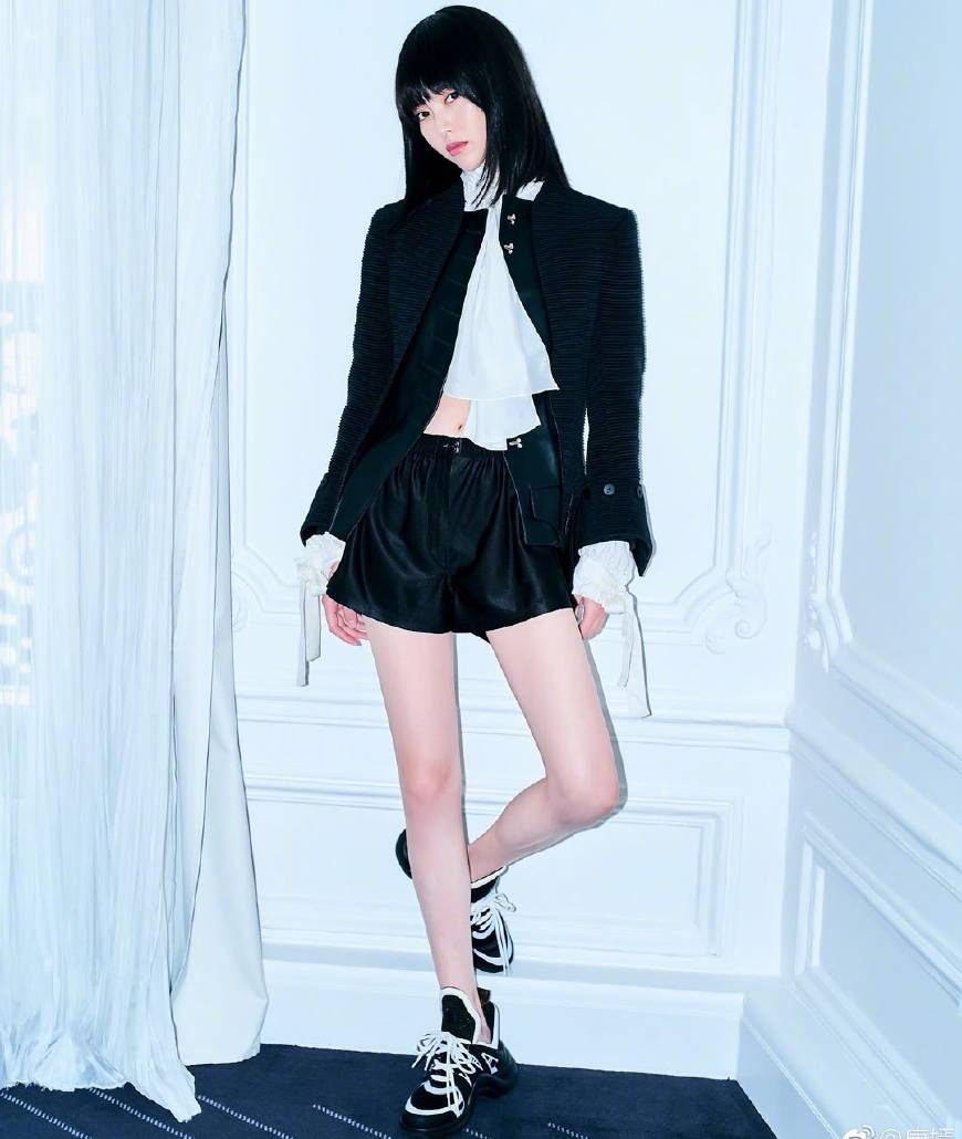 唐嫣小蛮腰的样子,唐嫣机场秀小蛮腰