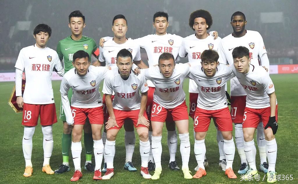 无关输赢！球迷冒雪接机，感动权健将帅，振奋精神再起航！