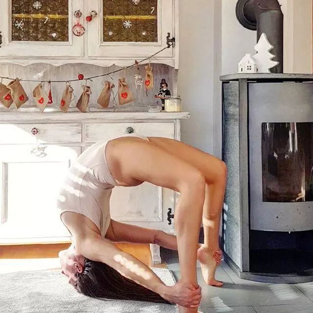 天鹅绒瑜伽练习,瑜伽天鹅式的练习