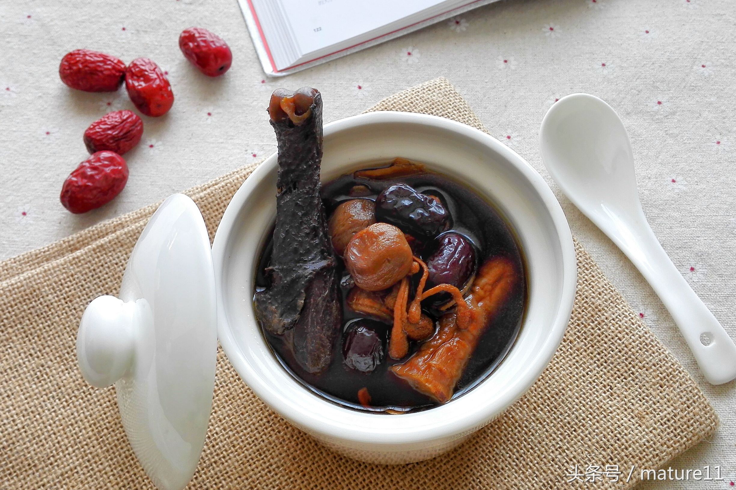 喝了让女人皮肤变好的养生汤,女人必喝的一碗补水养颜汤