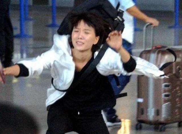 胡歌摔倒事件视频,胡歌摔倒全过程