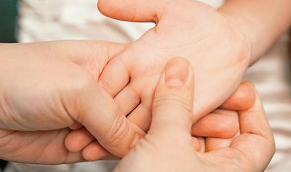 汗疱疹像是被火烫过,汗疱疹小水泡感觉里面有黑点