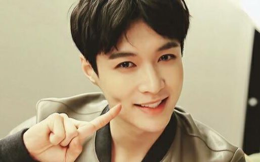 与女性吃饭时发现她的牙上粘了菜叶该怎么办？张艺兴的回应太尴尬