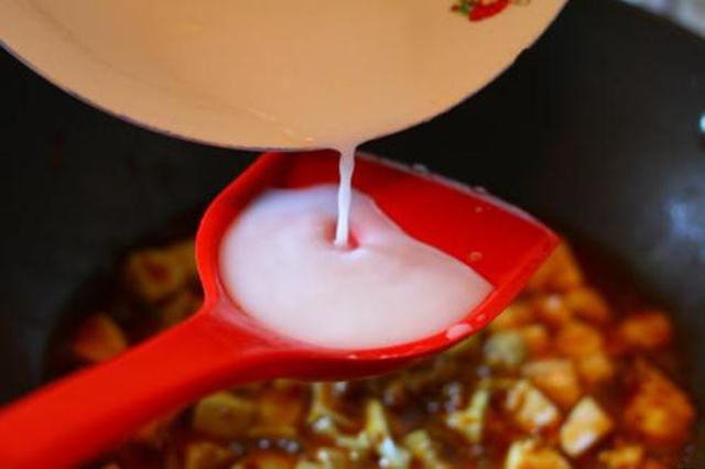 勾芡的做法与技巧,勾芡的技巧和比例