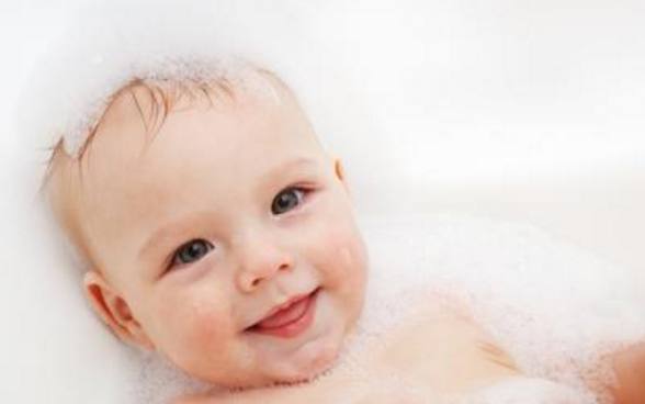 刚出生的宝宝,这6个部位千万不能洗太干净,家里有小孩的注意了